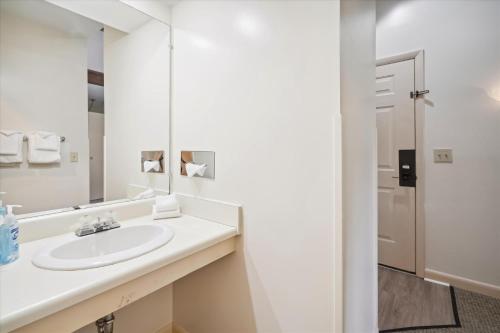 Cedarbrook Standard Hotel Room 201 in Killington, USA