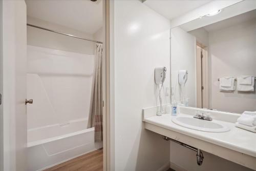 Cedarbrook Standard Hotel Room 201 in Killington, USA