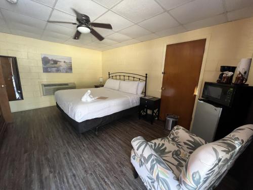 JI4, King Guest Room at the Joplin Inn at entrance to the resort Hotel Room, Mount Ida (zdjęcie 3)
