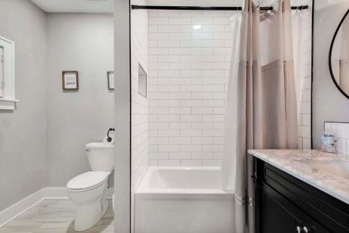 2 Bed 1 Bath Property in College Hill with Garage - image 13