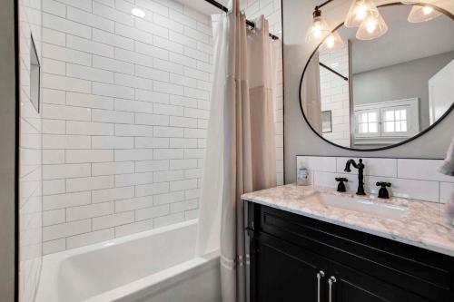 2 Bed 1 Bath Property in College Hill with Garage - main image