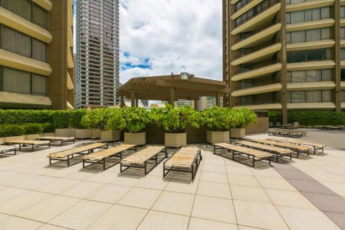One Bedroom Condos with Lanai near Ala Wai Harbor - Perfect for 2 Guests