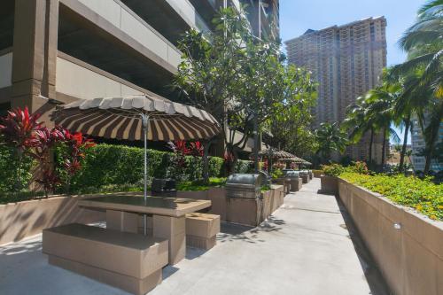 One Bedroom Condos with Lanai near Ala Wai Harbor - Perfect for 2 Guests