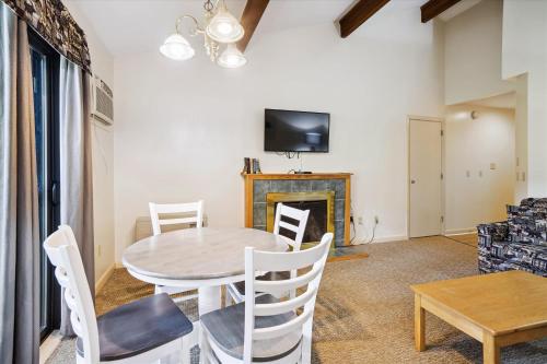 Cedarbrook Queen Suite 202 in Killington, USA