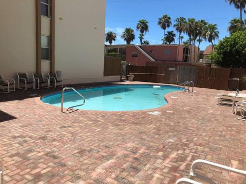 2 Bed 2 Bath 1st Floor Condo w Pool By Beach - image 3