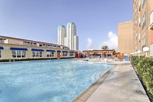 B&B South Padre Island - 1st Floor 1 Bedroom Condo near Beach w Pool - Bed and Breakfast South Padre Island