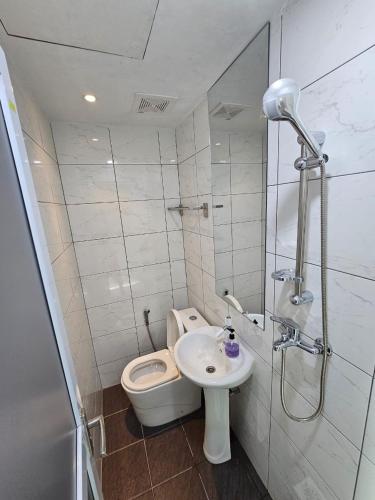 Bathroom, TT99 Cozy Stay in Lutong