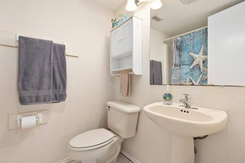 2 Bed 2 Bath Condo by Beach with Resort Pool - image 2