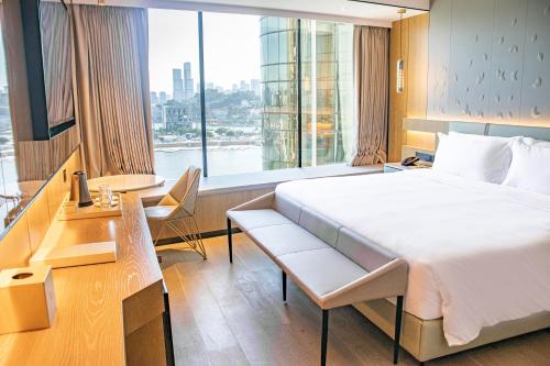 Treasure Island Lake View Gold King Room