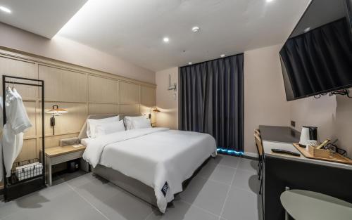 Brown Dot Hotel Sajik Baseball Stadium (2)