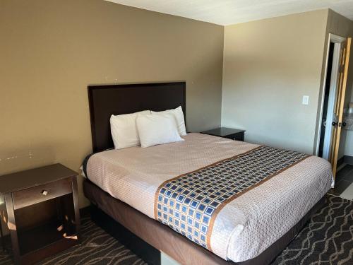 Construction crew 1 King bed (East Outdoor)