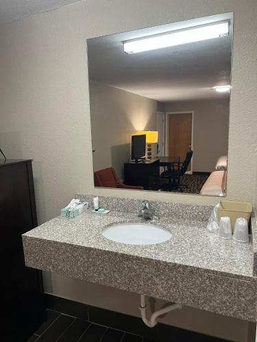 Westbridge Inn and Suites