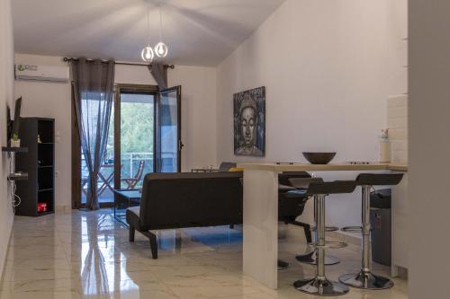 Seaside Serenity Suite in Loutra in 盧特拉奧萊亞斯厄倫尼斯