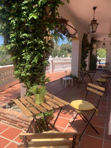 Casa Hermosa Mijas- 7 bedroom villa-sleeps 14 in โดนา ปิลาร์