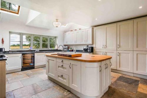 Elmcroft, Large House with Shepherds Hut in Gillingham Town