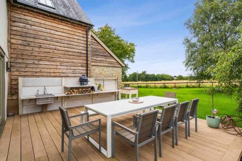 Elmcroft, Large House with Shepherds Hut in Gillingham Town
