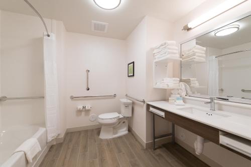 Hampton Inn and Suites Fayetteville NC - image 14