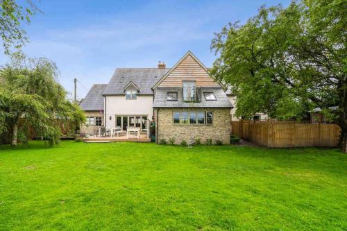 Elmcroft, Large House with Shepherds Hut in Gillingham Town