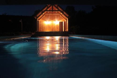 Peldbaseins, Domaine Le Broual in Saint-Pierre-Toirac