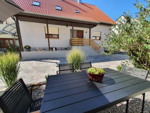 Gemütliches Ferienhaus in Schnaid mit zwei separaten und geräumigen Wohnungen - ausgestattet mit je einer großen Küche, zwei Schlafzimmern und einem Badezimmer in Hallerndorf, Deutschland