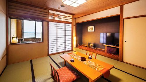宵待ちの宿 萩一輪Japanese-Style Quadruple Room with Semi Open-Air Hot Spring Bath【Suzuran】