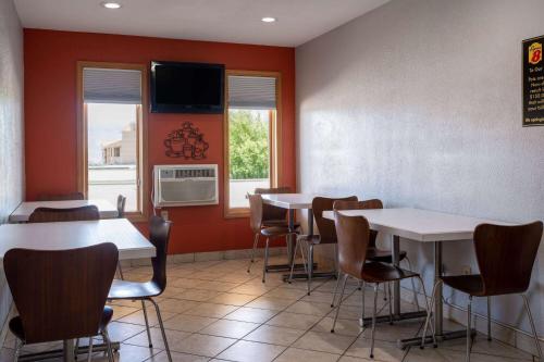 Super 8 by Wyndham Mattoon - image 2