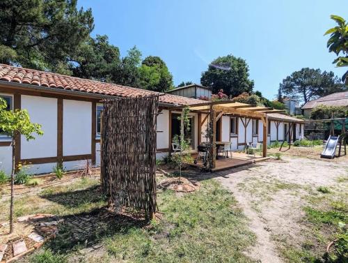 Séjour paisible en famille proche de la nature - logement avec terrasse et aire de jeu