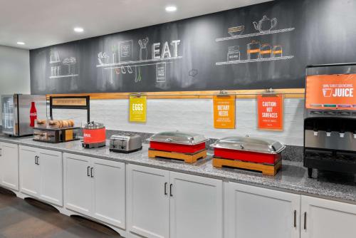 Hampton Inn Hartford Airport - image 8