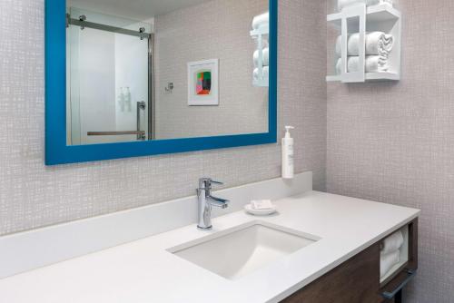 Hampton Inn Hartford Airport - image 12