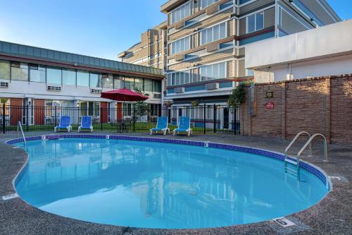 Days Inn by Wyndham Victoria Airport Sidney in Sidney, Canada