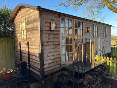 Elmcroft, Large House with Shepherds Hut