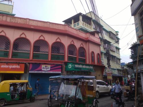 Homely 2BHK Flat in Dhakuria, South Kol for family