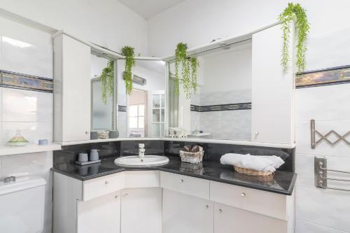 Luxury Villa 6BR with Swimming Pool by Beach - Villa Costa in Bat Yam