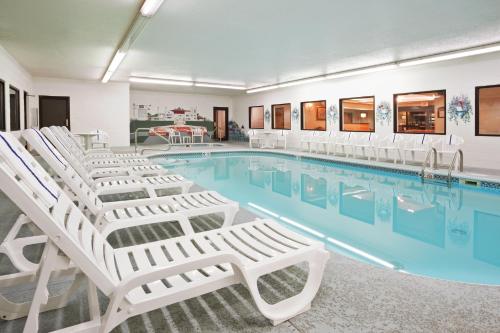 Holiday Inn Express & Suites Alliance an IHG Hotel - image 10