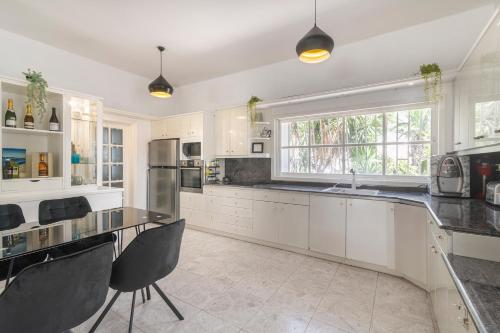 Luxury Villa 6BR with Swimming Pool by Beach - Villa Costa in Bat Yam