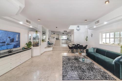 Luxury Villa 6BR with Swimming Pool by Beach - Villa Costa in Bat Yam