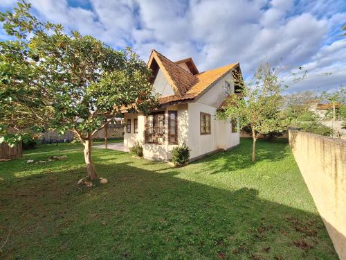 Linda Casa ampla, arejada à passos da praia