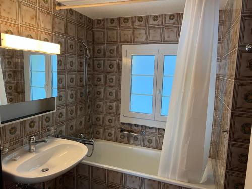 Bathroom, Gasthaus Tell in Andermatt