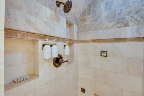 Welcoming Norcross Cottage with Deck and Shared Grill!