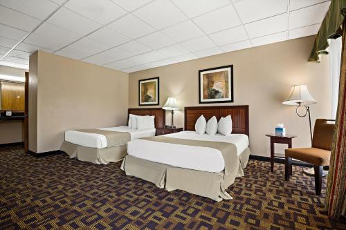 Accessible Queen Room with 2 Queen Beds/Tub - Non Smoking