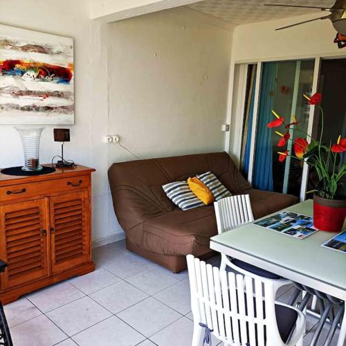 Fleurs, Mer, Colibris. Plage L'Autre Bord in Le Moule