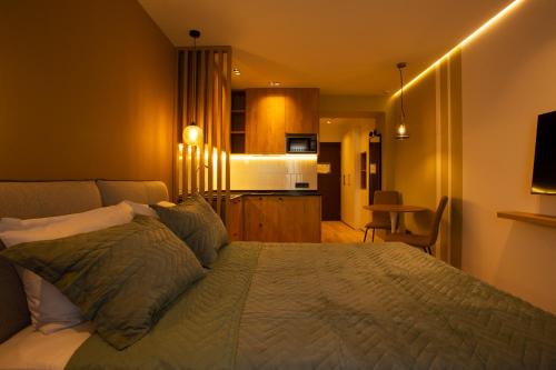 1 queen bed, 1 sofa bed