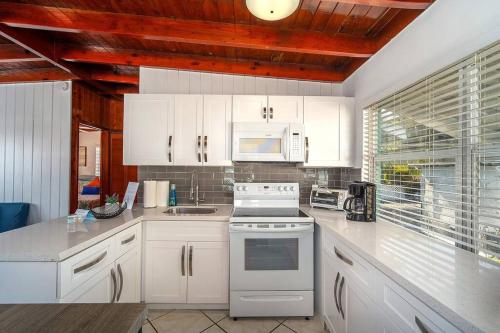 ห้องครัว, Waterfront Cozy Cottage with Boat Ramp & Dock in ลิตเติล ทอช คีย์ (FL)