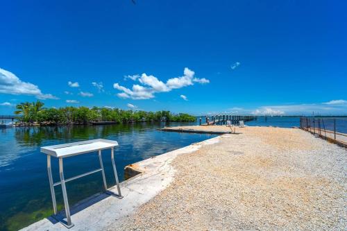 Surrounding environment, Waterfront Cozy Cottage with Boat Ramp & Dock in Little Torch Key (FL)