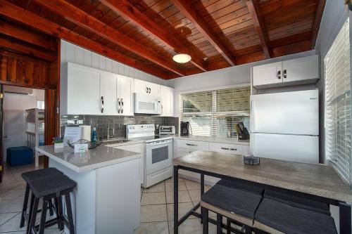 ห้องครัว, Waterfront Cozy Cottage with Boat Ramp & Dock in ลิตเติล ทอช คีย์ (FL)