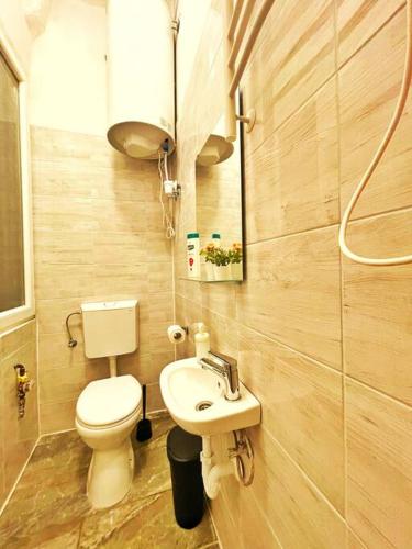 Central Studio Flat - image 13