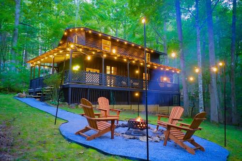 Cozy Modern Cabin Retreat - Hot Tub & Fireplace - Surrounded by Nature