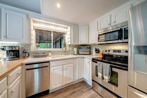 Modern Cabin w/Hot Tub & Fire Pit! in Hedgesville, USA