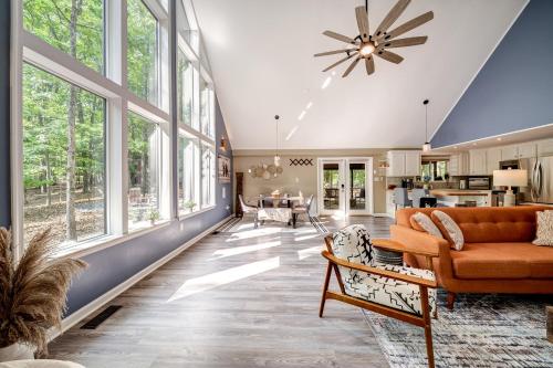Modern Cabin w/Hot Tub & Fire Pit! in Hedgesville, USA