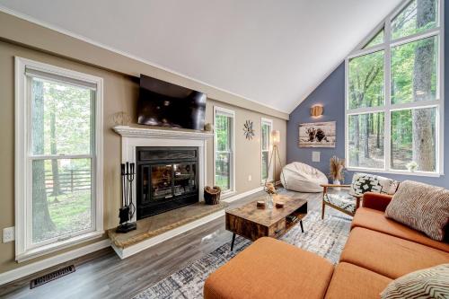 Modern Cabin w/Hot Tub & Fire Pit! in Hedgesville, USA